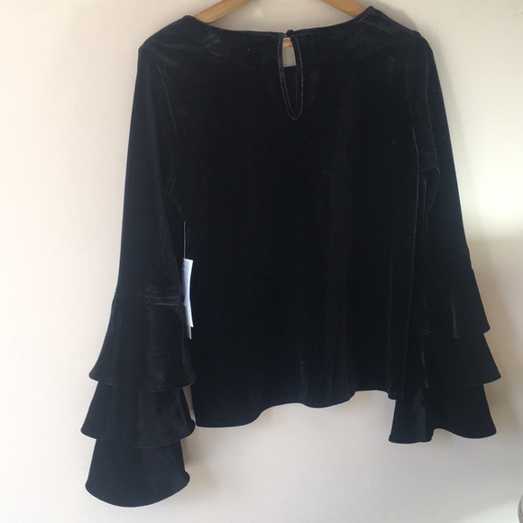 DESIGN LAB | Black Velvet Bell Sleeve Top - Picture 6 of 8